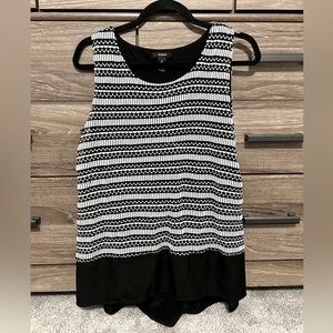 Alfani- women’s size medium sleeveless black and white blouse